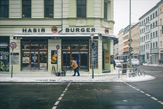 A man clears snow on the pedestrian walkway in the Kreuzberg district of Berlin. 09.02.2021.