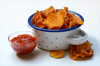 Sweet crisps and salsa sauce in small bowls