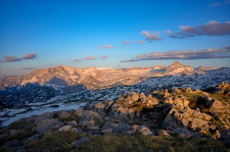 View in the evening over the still snow-covered Steinerne Meer with the Schönfeldspitze