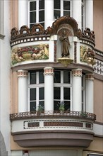 Art Nouveau oriel with sculpture of Francis of Assisi