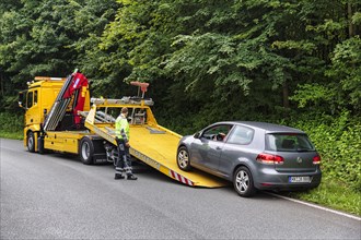 Defective VW Golf drives onto tow truck at roadside