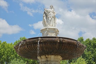 White figures at the ornamental fountain Fontaine de la Rotonde