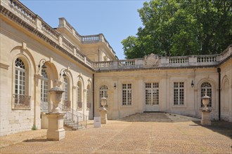 Courtyard with lidded vases from the baroque building of the Musée Calvet