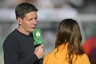 Oliver Glasner Eintracht Frankfurt SGE interviewed by SKY microphone logo