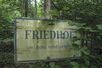 Sign in an existing burial forest since 1820