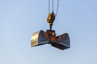 Clamshell bucket of a construction crane