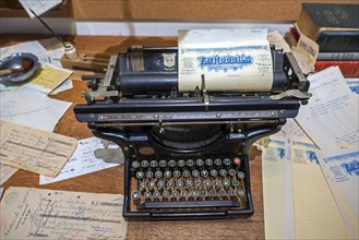 Vintage early 20th century American Underwood Standard Typewriter with wide carriage and old 1920s documents on antique office desk