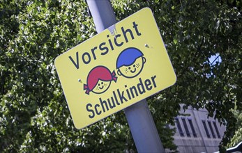 A traffic sign points out school children