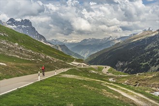 Cyclist on the Klausen Pass road