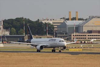 Passenger aircraft Airbus A 320-214 Greifswald of the airline Lufthansa taking off at Hamburg Airport