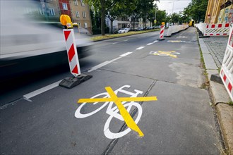The pictogram for a new cycle path in Ollenhauerstrasse in Berlin Reinickendorf has been crossed with a yellow marking. The new transport administration in Berlin has stopped several cycle path projec...