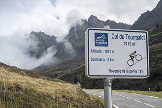 Sign telling angle of inclination for cyclists cycling the Col du Tourmalet in the Pyrenees