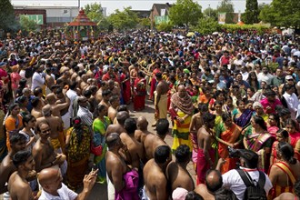 Very many Hindus on the main festival day at the temple festival at the Hindu temple Sri Kamadchi Ampal