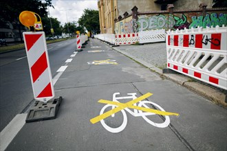 The pictogram for a new cycle path in Ollenhauerstrasse in Berlin Reinickendorf has been crossed with a yellow marking. The new transport administration in Berlin has stopped several cycle path projec...