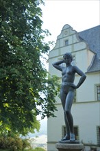 Fountain girl at the ornamental fountain by Dorothea von Philipsborn 2001 in front of the Renaissance castle