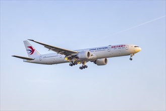 Boeing 777-300ER of the airline China Eastern on approach