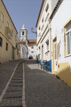 Cobbled streets and historic house fronts in Rua dos Ferreiros