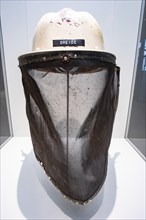 Helmet with heat shield made of several layers of glass fibre mats from 1959