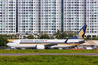 A Singapore Airlines Boeing 737 MAX 8 aircraft with registration number 9V-MBE at Penang Airport