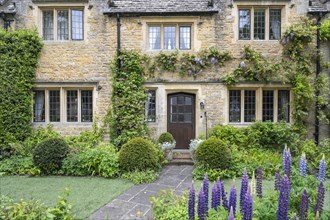 Typical stone house in the Cotswolds with lush gardens