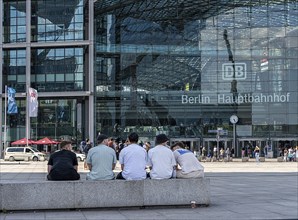 Travellers at Washingtonplatz in front of the main station