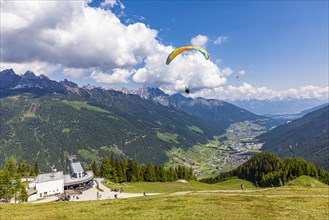 Paraglider at the panorama cable car Elfer near the Elferspitze