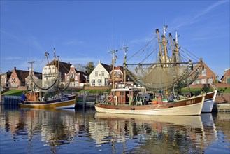 Crab cutter in the harbour in front of historic buildings