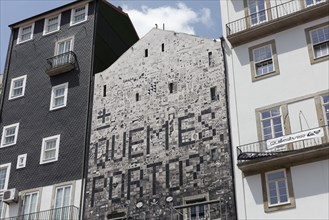 Mural with the writing Who is Porto?