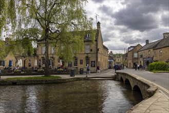 Rail-less arch bridges