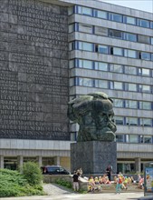 Group of children at the Karl Marx Monument after a design by the Soviet artist Lew Kerbel