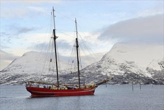 Two-master Noorderlicht sailing out of Skarberget