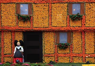 Replica of a half-timbered house made of lemons and oranges