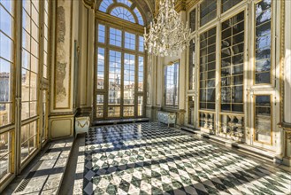 A light-flooded hall with a view of the Piazza Castello