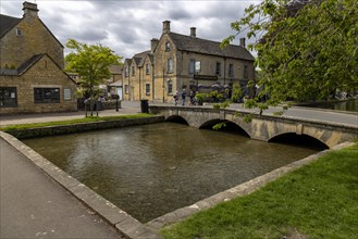 Rail-less arch bridges