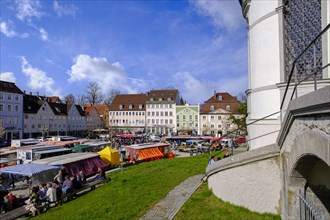 Weekly market at Hildegardplatz in front of St. Lorenz Church
