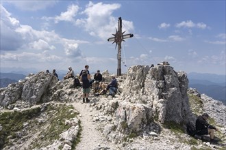 Hikers resting on the summit of the Guffertspitze
