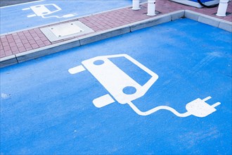 Parking space for e-cars while charging at a charging station