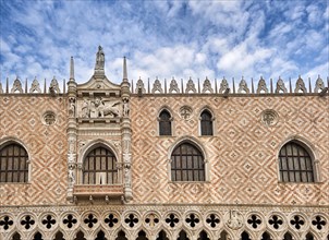 Details of facade of Doge's palace or Palazzo Ducale of Piazzetta side