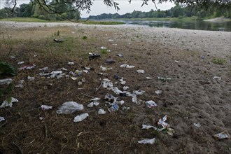 Party rubbish on the Elbe