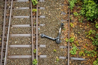 An electric scooter lies overturned between two railway tracks in Duesseldorf