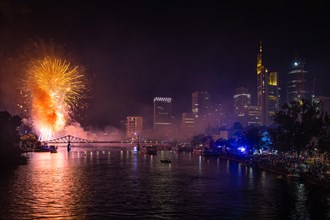 Numerous spectators watch the fireworks from the banks of the Main to mark the end of the MainfeSt