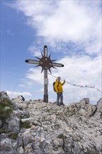 Hikers at the summit cross of the Guffertspitze