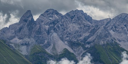 Mountain panorama with Trettachspitze
