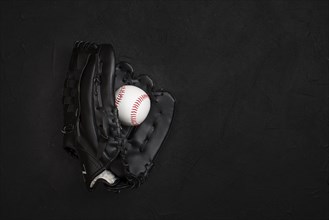Flat lay glove with ball inside