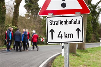 A group of people standing on a road for bosseln