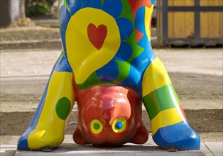 Artwork Buddy Bear by Sandra Maischberger in the style of Niki de Saint Phalle in front of the spa garden