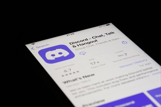 Detailed view of a smartphone with Discord app in the iPhone App Store