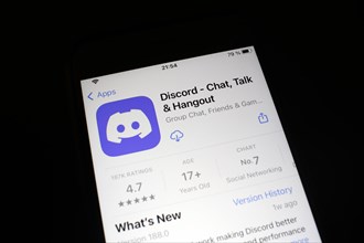 Detailed view of a smartphone with Discord app in the iPhone App Store