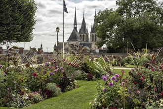 Les Jardins de l'Eveche Park and Saint-Nicolas Church in Blois