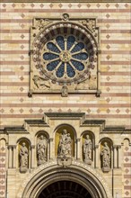 Detail showing the cathedral rosette and the sculptures below